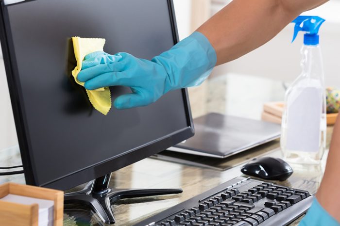 Computerreinigung mit Reinigungsmittel