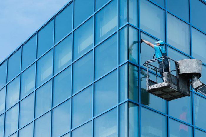 Reinigung einer Fassade aus Kran