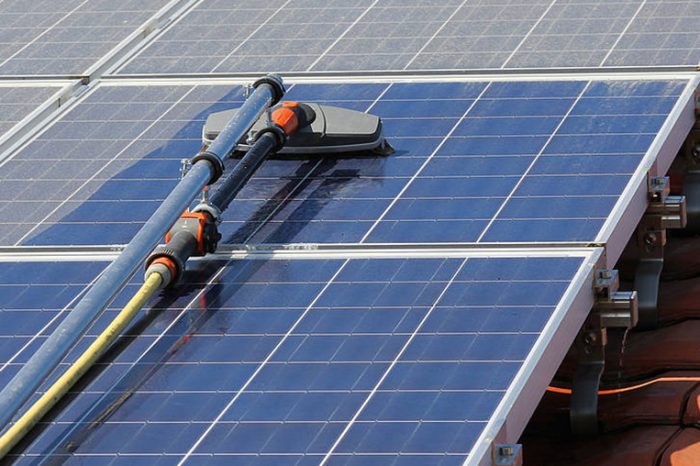 Reinigung einer Photovoltaikanlage mit Reinigungsgerät