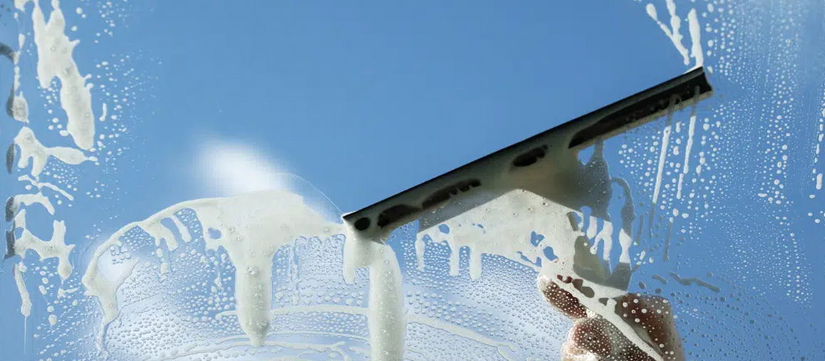 Wintergartenreinigung mit Fensterwischer